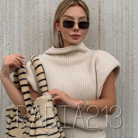 LAST 1!🔥BLOGGERS FAV🔥ZARA SHOULDER PAD KNIT TOP - Picture 3 of 16